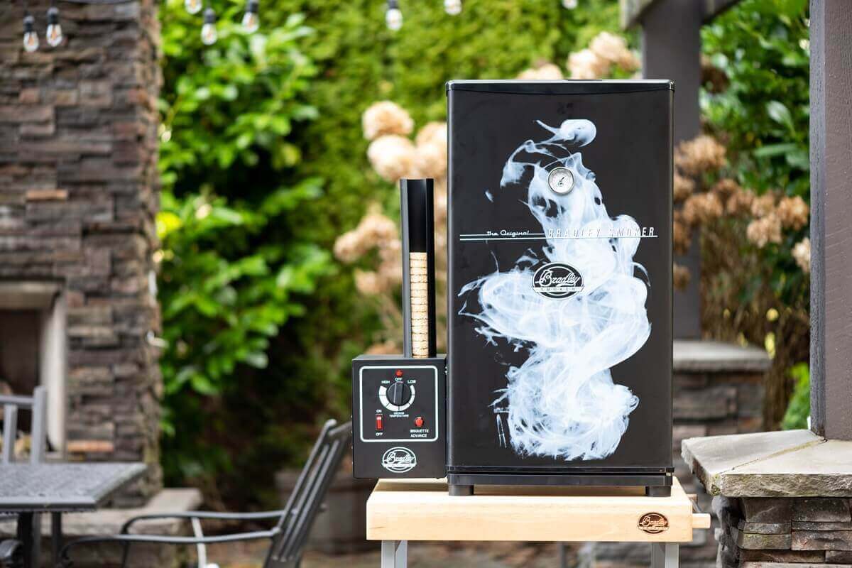 original-elektricka-udiaren-bradley-smoker-v-zahrade